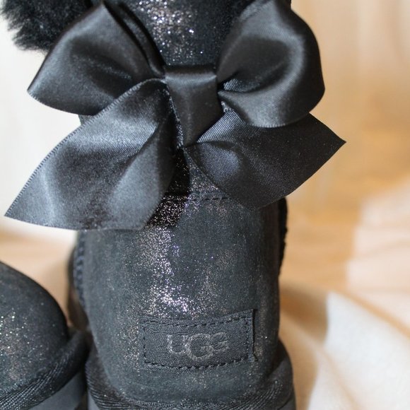 NEW UGG WOMEN'S MINI METALIC SHIMMER BAILEY BOW BLACK SILVER SUEDE BOOTS - Picture 5 of 10